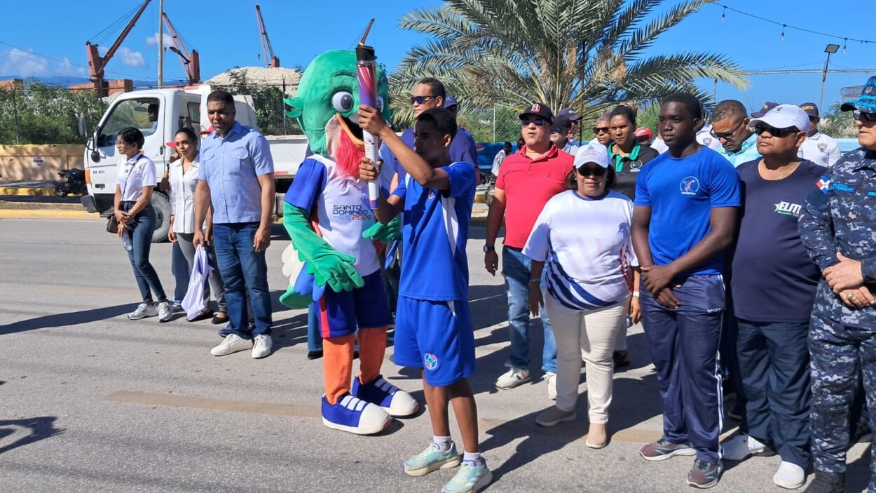 Barahona recibe la llama de Santo Domingo 2026 con llamado a la unidad