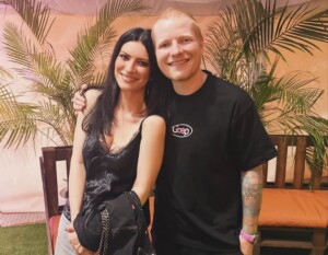 Tras asistir al concierto de Ed Sheeran, Laura Pausini se prepara para cantar hoy