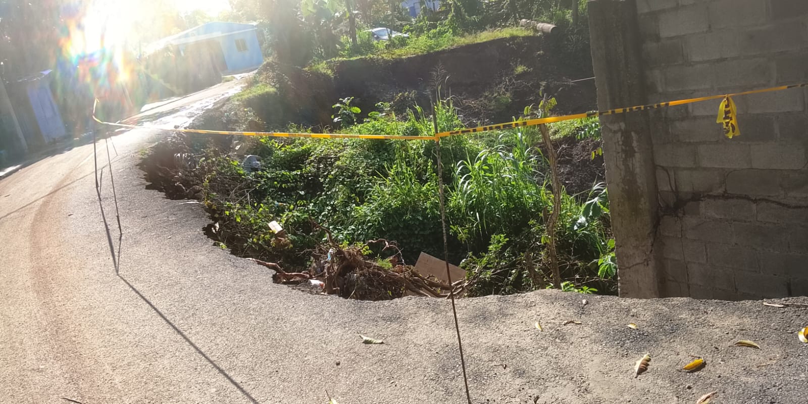 ¡Peligro! Denuncian calle está a punto de colapsar en Pedro Brand