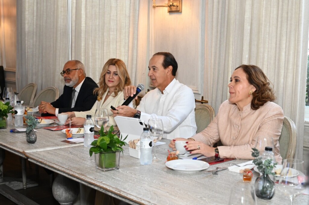 La vicerrectora de Administración y Finanzas de INTEC, Alliet Ortega; el rector Arturo Del Villar; la vicerrectora Académica, Shajira Nazir y el director de El Nuevo Diario, Persio Maldonado. Fuente externa