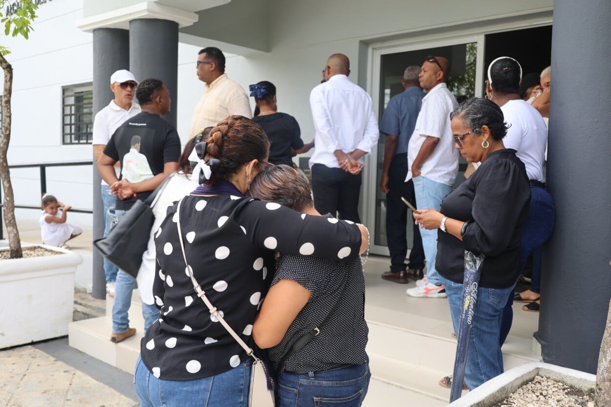 Familiares y amigos despiden a Esmeralda Moronta entre lágrimas y profundo dolor