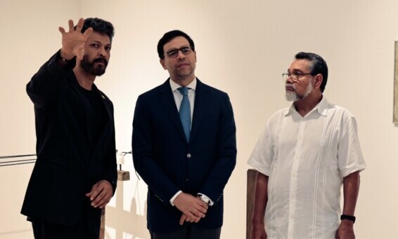 Roberto Ángel Salcedo recorre museos en la Plaza de la Cultura