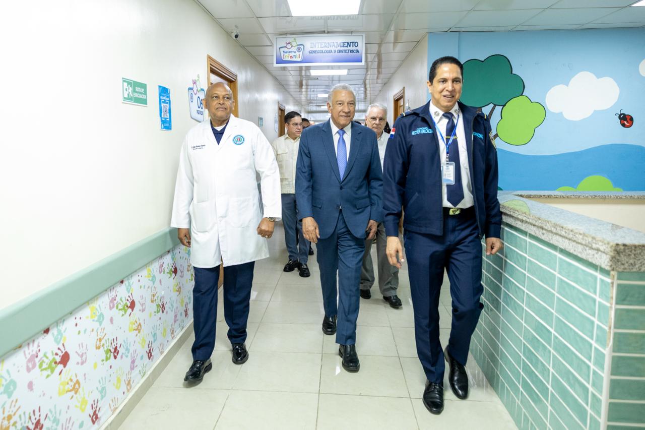 Ministro Andrés Bautista conoce principales necesidades del Hospital de la Policía Nacional durante recorrido