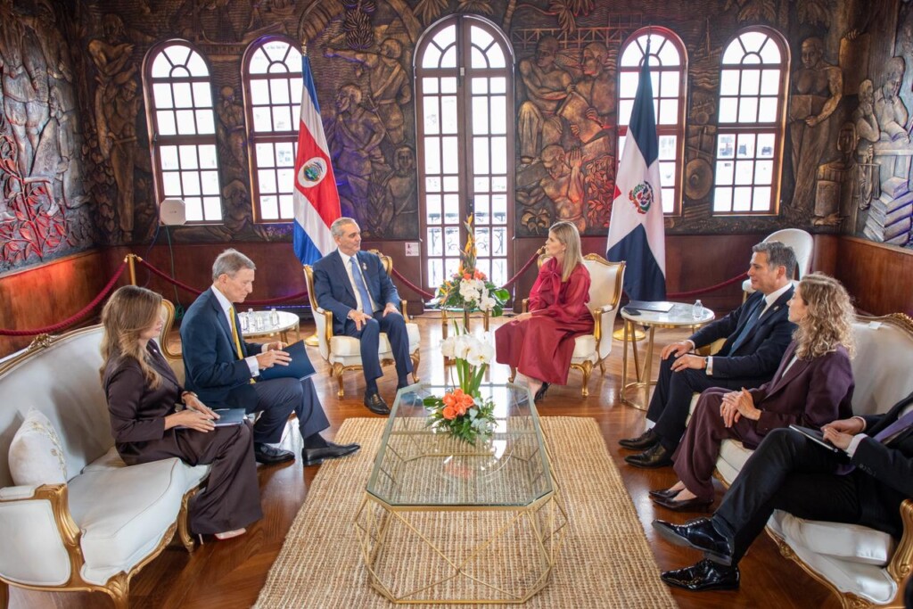 Mandatario resalta crecimiento económico, turismo y expansión de zonas francas ante empresarios costarricenses.