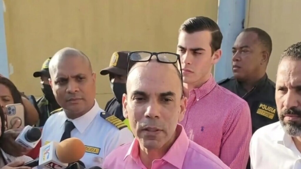 Mario Redondo Llenas es recibido por su hijo a las afueras del CCR Najayo Hombres, tras recuperar su libertad luego de cumplir 30 años de condena por el asesinato de José Rafael Llenas Aybar en 1996. Fuente externa.