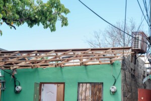 Reparan decenas de viviendas vulnerables en Cristo Rey y San Carlos