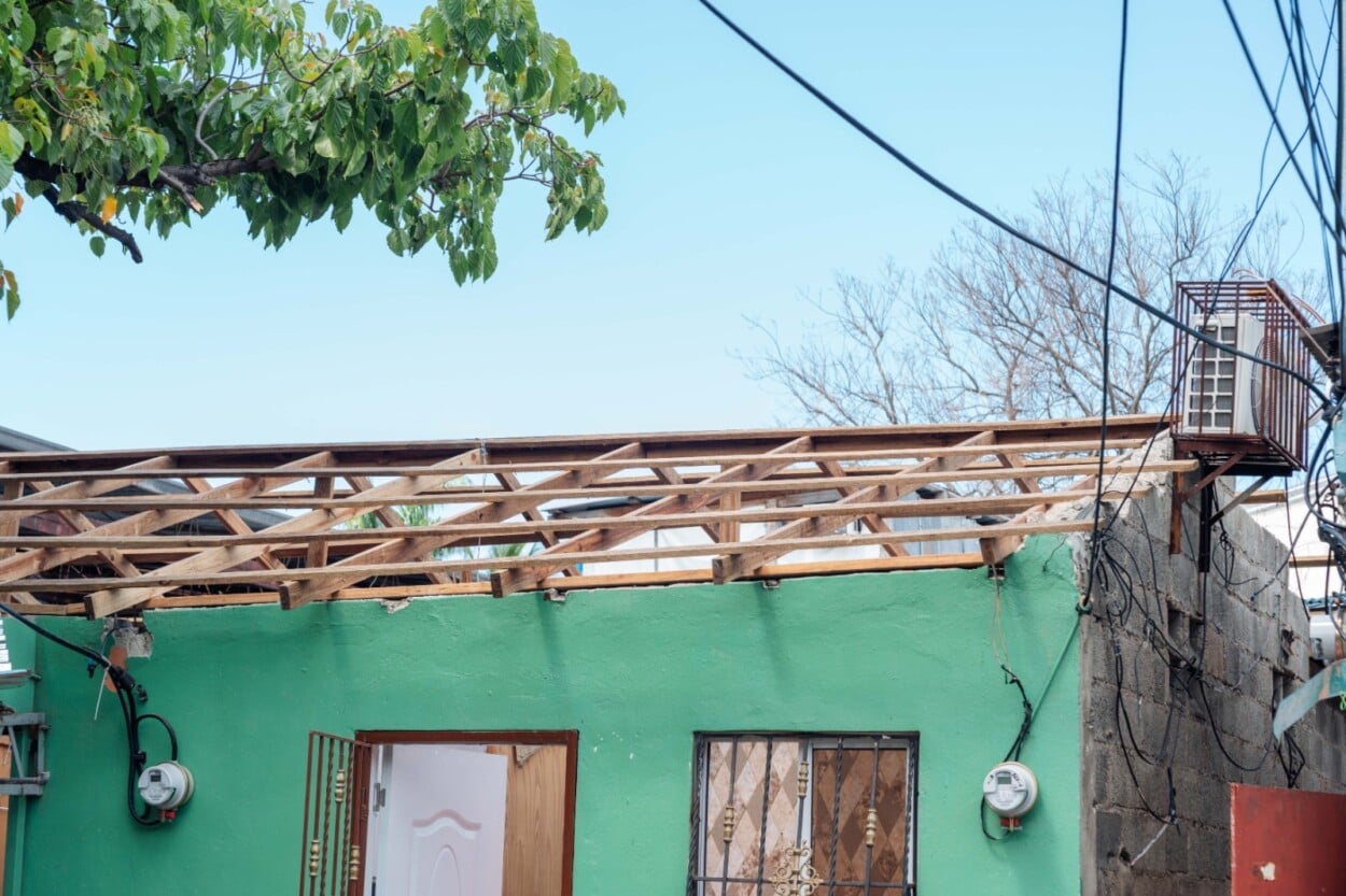 Reparan decenas de viviendas vulnerables en Cristo Rey y San Carlos