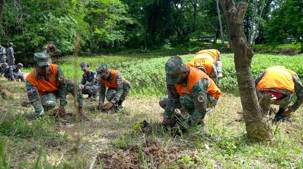 Militares participan en jornada de reforestación sembrando árboles en el Parque Mirador Sur.
