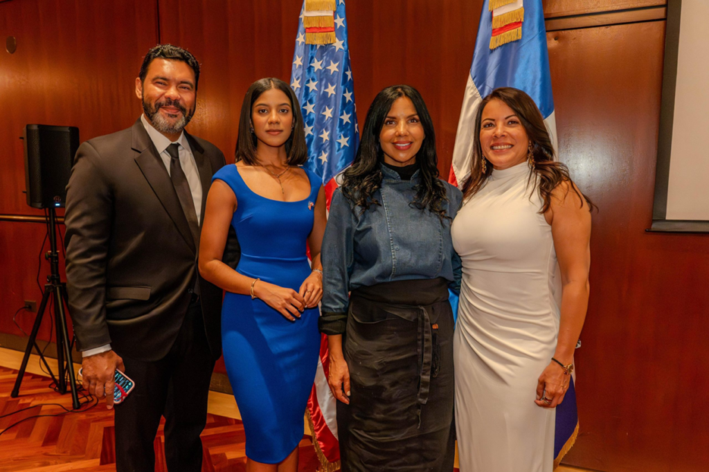 La iniciativa también estuvo respaldada por aliados estratégicos como Arajet, que recientemente inauguró la ruta directa entre Punta Cana y Chicago, y Ron Barceló, que aportó a la experiencia con bebidas tradicionales, fortaleciendo la identidad cultural del encuentro.