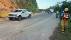 El tránsito en la carretera Juan Pablo II fue restablecido tras los deslizamientos de tierra