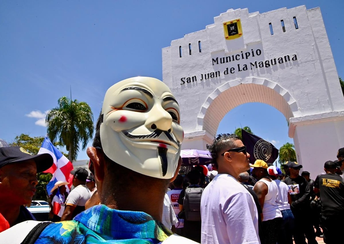 Manifestación contra proyecto minero en San Juan es dispersada con bombas lacrimógenas y chorros de agua
