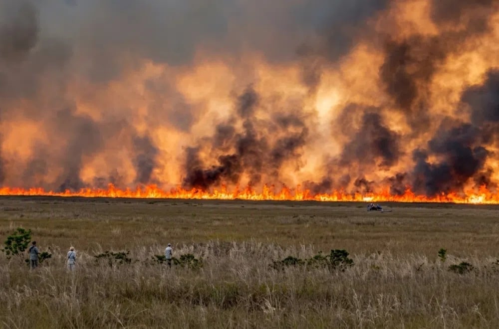 Fuego forestal al oeste de Miami provoca preocupación por intensa humareda