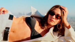 Hailey Bieber protagoniza la campaña veraniega de Mango