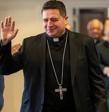 El recién nombrado obispo de la diócesis de Wheeling-Charleston, el salvadoreño Evelio Menjívar, sabe lo que es llegar a EE.UU. escondido en el maletero de un coche
