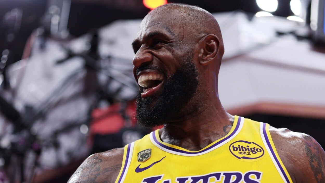 Lebron se comporta como rey y guía a los Lakers a segunda ronda Playoffs