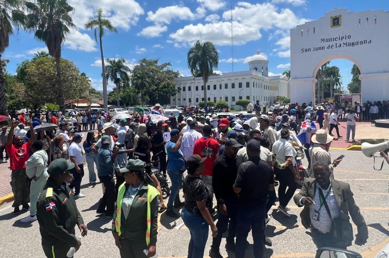 Miles marchan hacia la presa de Sabaneta contra la explotación minera en San Juan