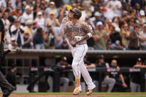 Machado y Andujar jonronean en triunfo de Padres