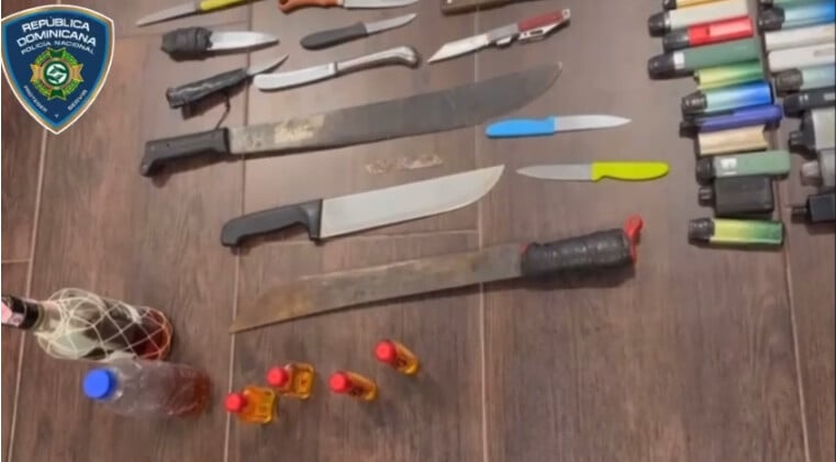 Machetes, puñales y alcohol, incautan a estudiantes en escuelas Baní