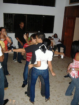 Los llamados “Party de marquesinas” fueron más que fiestas improvisadas en el frente de una casa: fueron un fenómeno social.