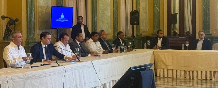Gobierno se reúne con transportistas por alza de combustibles en RD