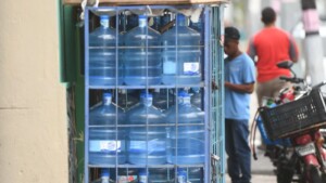 El agua en botellones sigue subiendo: ¿qué ha llevado a este aumento?