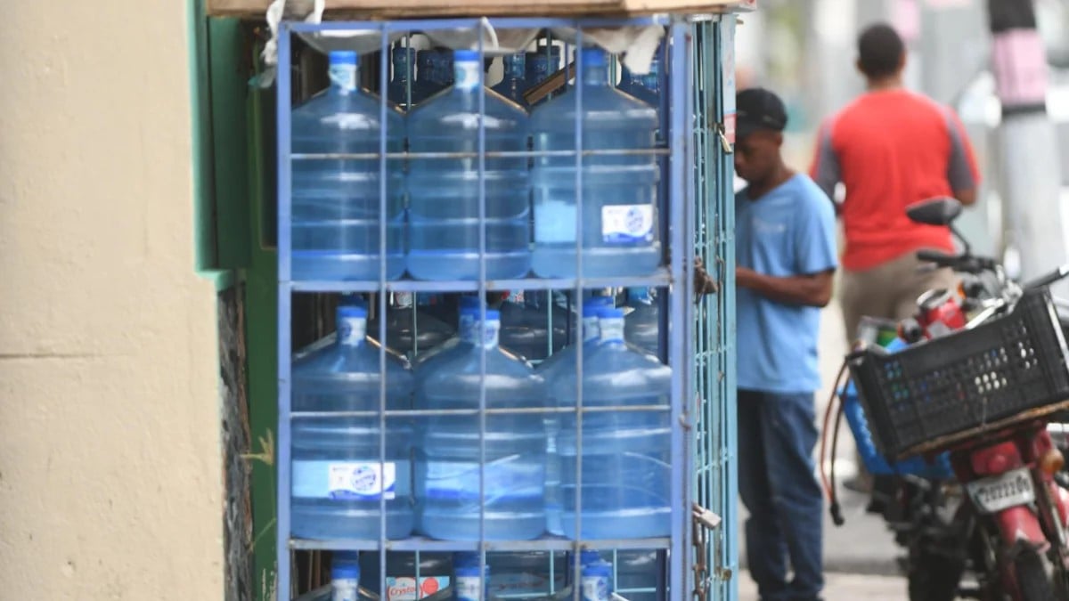 El agua en botellones sigue subiendo: ¿qué ha llevado a este aumento?