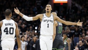 Wembanyama enmarca una noche bestial de 39 puntos y 15 rebotes y San Antonio toma delanter