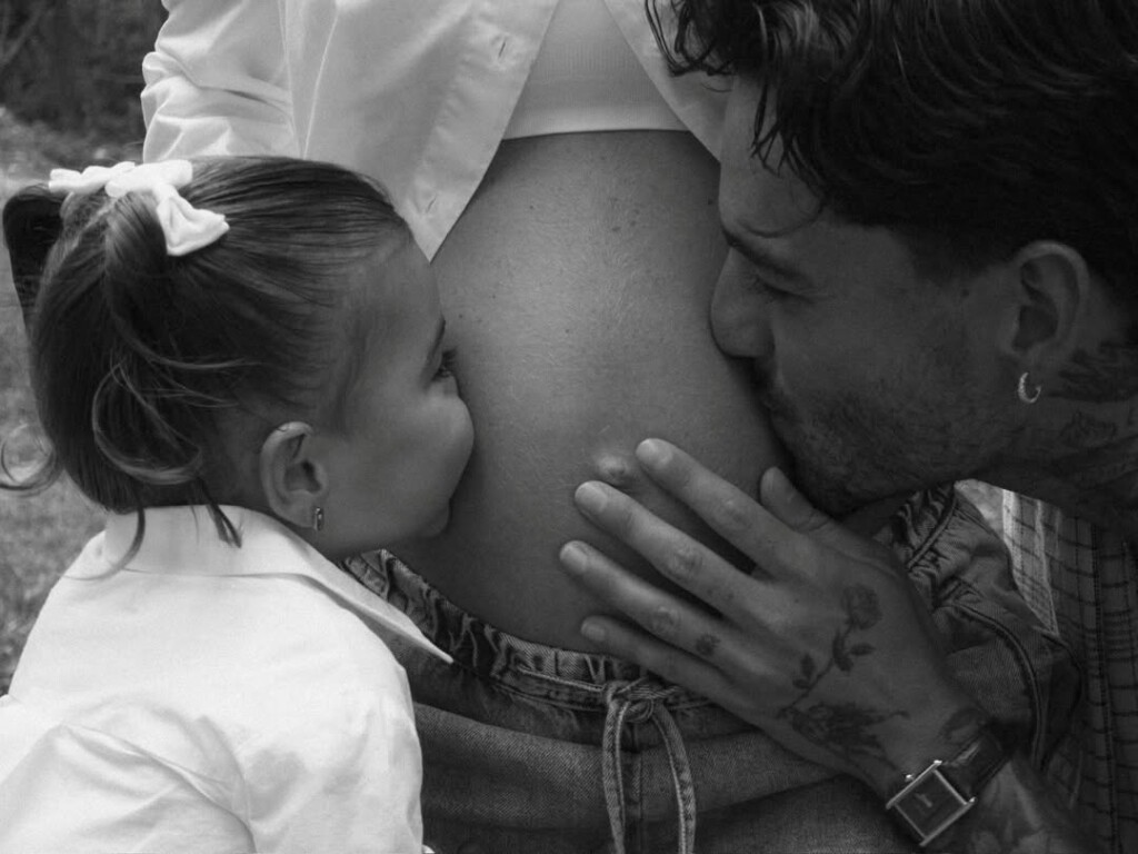 Maluma y su hija París besan el vientre de Susana Gómez. Foto: Maluma